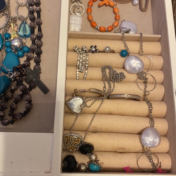 Assorted jewelry. Some are more expensive than others so please look at pictures - Picture 7 of 11